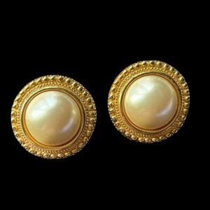 ✨Elegant Vintage Dior Classic Pearl Clip On Earrings